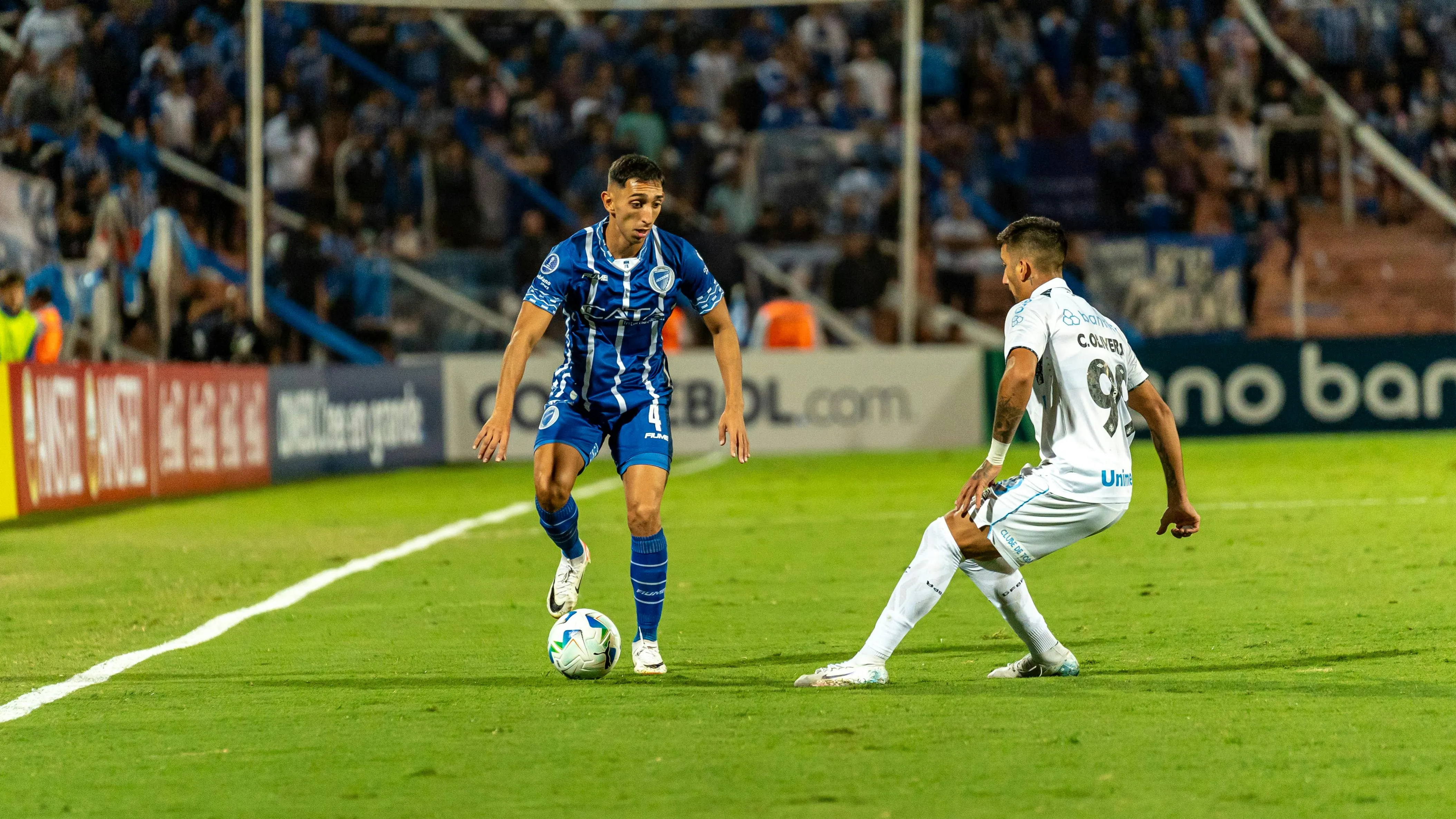 开云体育意甲赛场球员激烈对抗拼抢